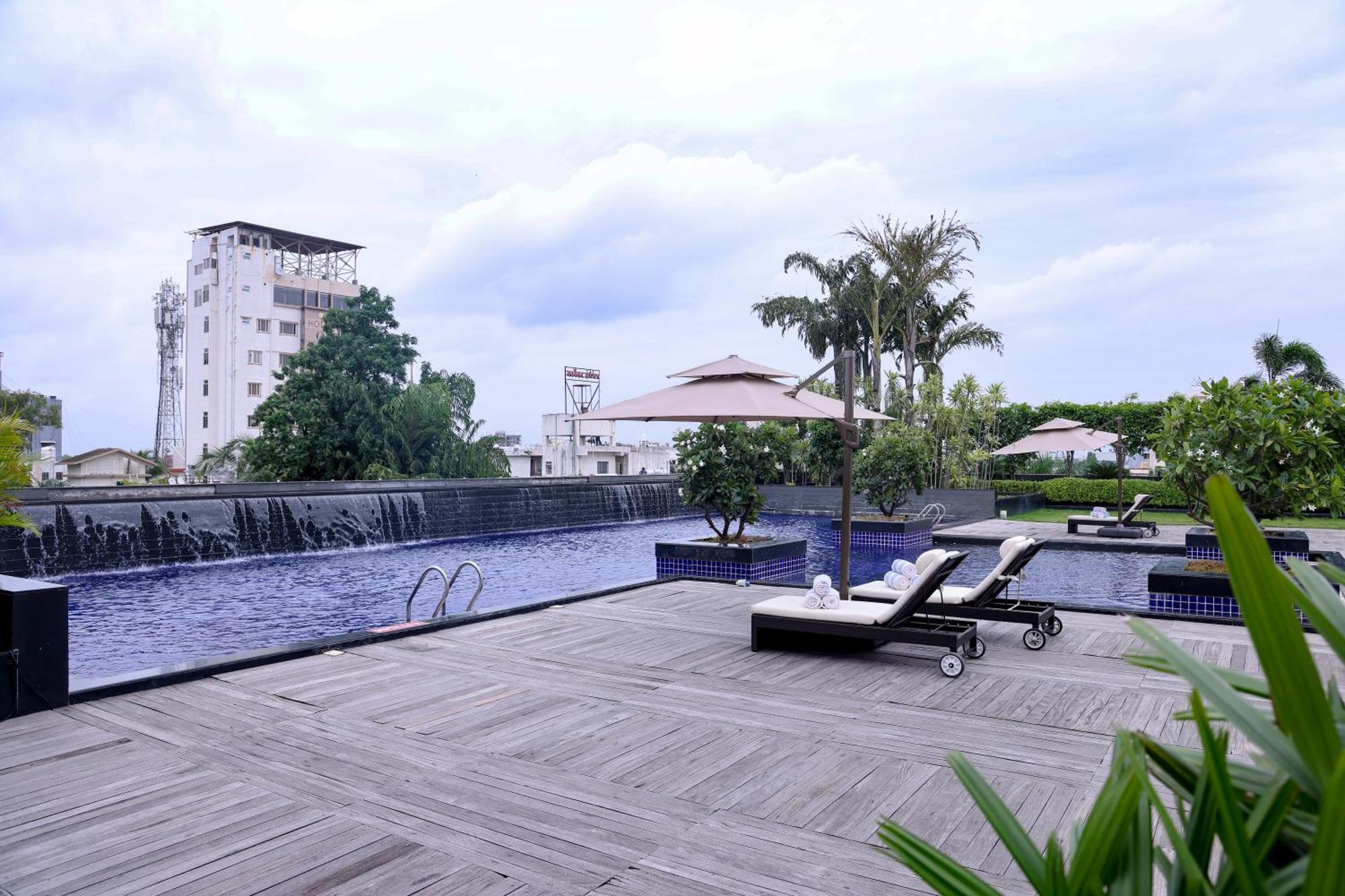 Balaji Sarovar Premiere Solapur Dış mekan fotoğraf